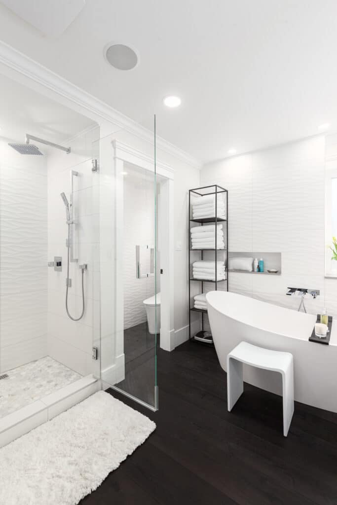 Bathroom Gallery: A white bathroom with black floors and a bathtub.