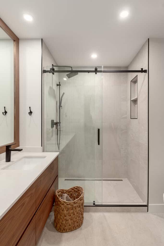 Bathroom Gallery: A modern bathroom with a glass shower door.